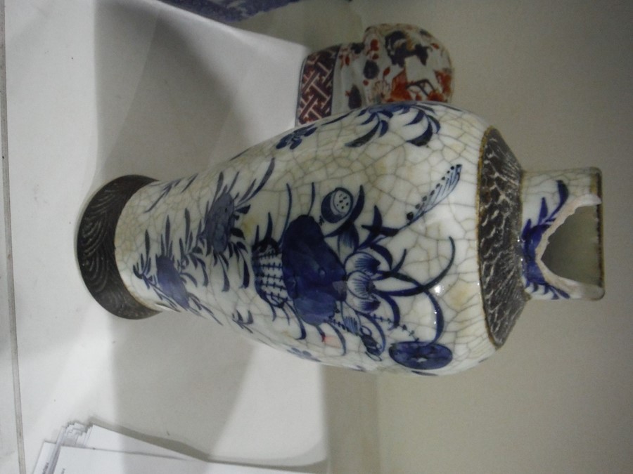 Imari pottery figure of recumbent cat, six-character mark to base, a 20th century Chinese vase - Bild 9 aus 20
