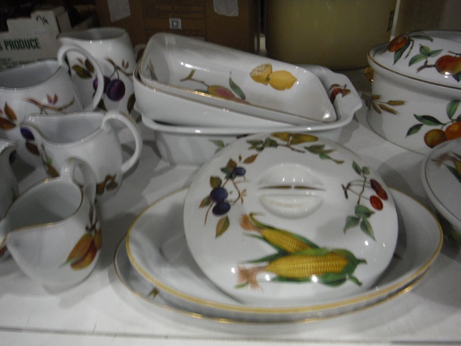 Large quantity of Royal Worcester 'Evesham' pattern dinnerware to include tureens, dinner plates, - Image 4 of 9