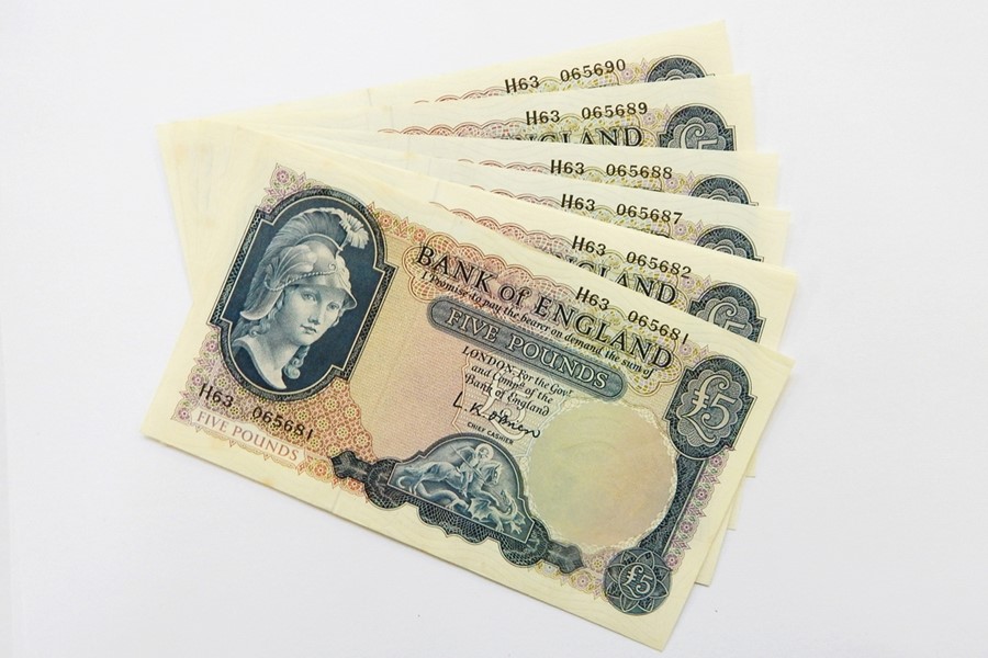 10 x L K O'Brien 1957-61 five pound notes