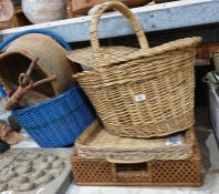Small quantity of wicker baskets and trays