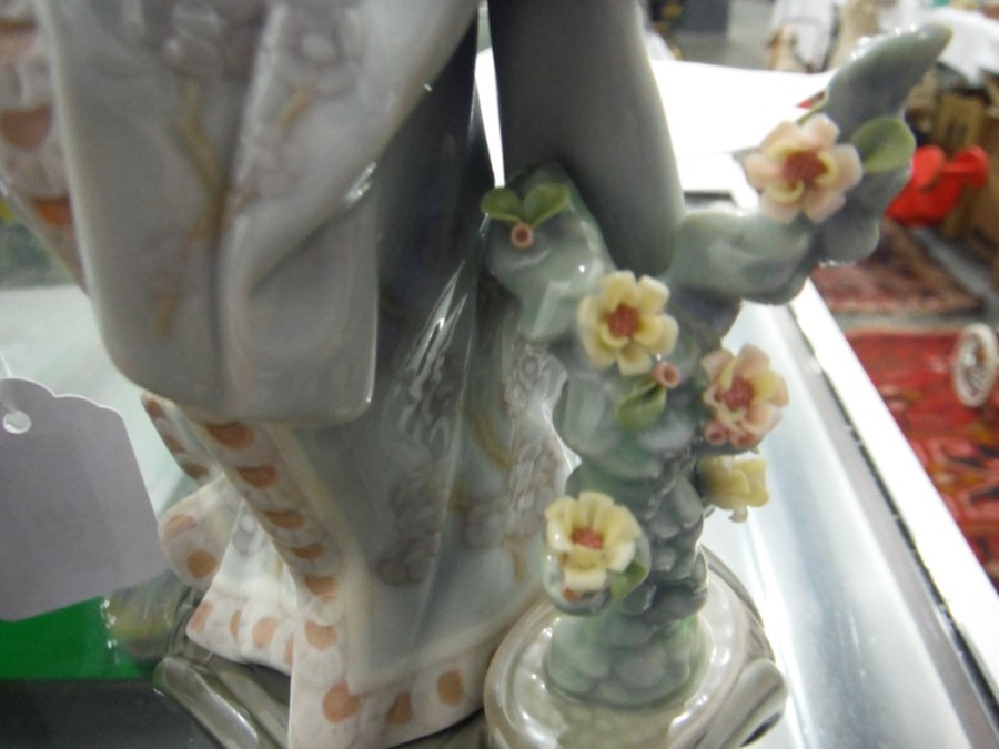 Two Lladro figures of geishas, one bending towards a flowering tree in a pot, the other crouching - Image 3 of 8