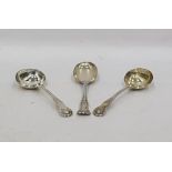 Pair of Kings pattern sauce ladles and a 'Queens' pattern serving spoon, 9.1 troy oz