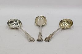 Pair of Kings pattern sauce ladles and a 'Queens' pattern serving spoon, 9.1 troy oz