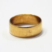 18ct gold wedding ring, approx size M