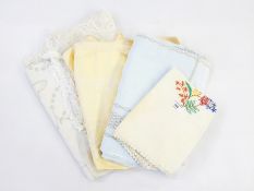 Small amount of assorted table linen (1 bag)