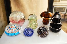 Collection of 16 paperweights to include Caithness, G Manzoni Murano and Caithness 'The High