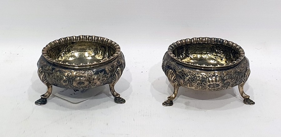 Pair of Victorian silver circular salts by Daniel & Charles Houle, London 1848, with embossed floral