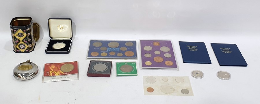 Assortment of coinage to include examples from Britain, the Ukraine, etc