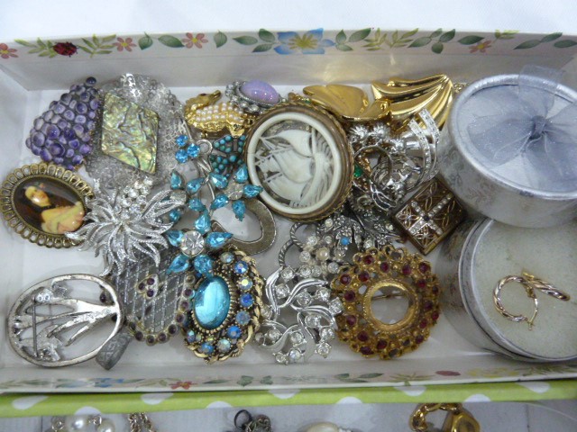 Quantity of costume jewellery including faux pearls, brooches, a fitted faux suede jewellery box - Image 2 of 4