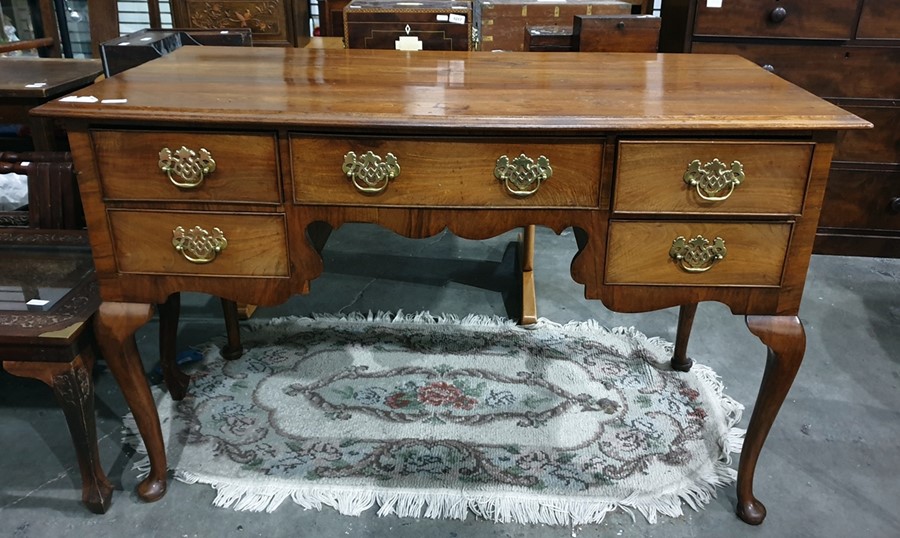 20th century dressing table in the Georgian manner, with moulded edge above five assorted drawers,