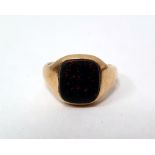 18ct gold signet ring, London 1900, set with a rectangular bloodstone, size H
