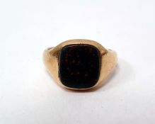 18ct gold signet ring, London 1900, set with a rectangular bloodstone, size H