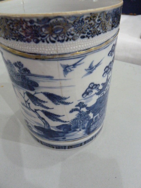 18th century Chinese export porcelain mug, cylindrical, underglaze blue, painted with willow pattern - Image 5 of 6