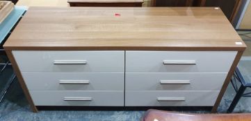 Modern bedroom chest of six drawers with a wood-effect carcass and white gloss-effect drawer