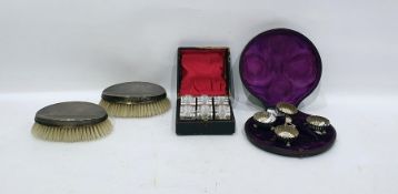 Three-piece silver condiment set, London 1929, comprising mustard pot and cover, pepperette and
