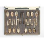 Set of 12 George V silver teaspoons, shaped thread borders, London 1922 and the matching sugar nips,
