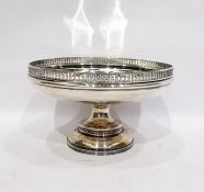 Silver pedestal bowl by Walker & Hall, Sheffield 1922, of circular form with pierced gallery, 17cm