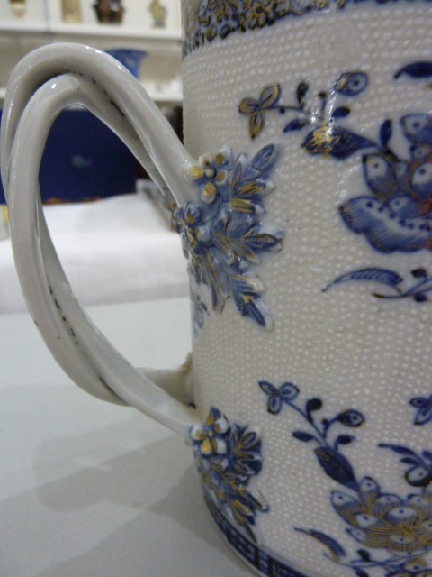 18th century Chinese export porcelain mug, cylindrical, underglaze blue, painted with willow pattern - Image 2 of 6