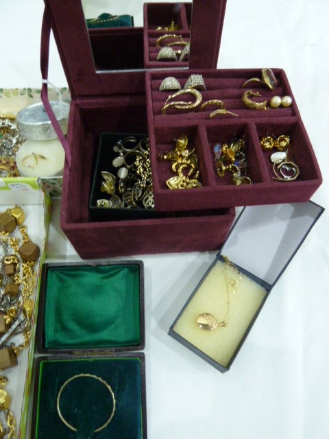 Quantity of costume jewellery including faux pearls, brooches, a fitted faux suede jewellery box - Image 3 of 4