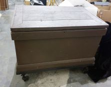 Large stained toolbox raised upon wheels and conte