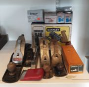 Various planes and mini-vices including a Stanley 220 set (boxed), two other smoothing planes and