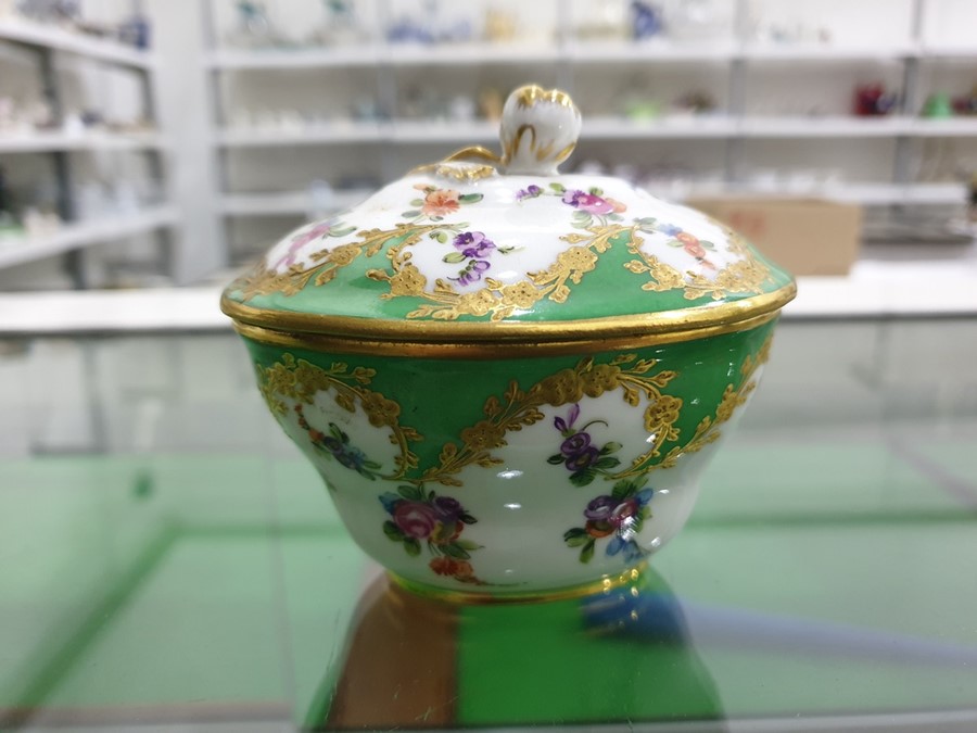 Porcelain sucriere and cover with floral decoratio - Image 7 of 9