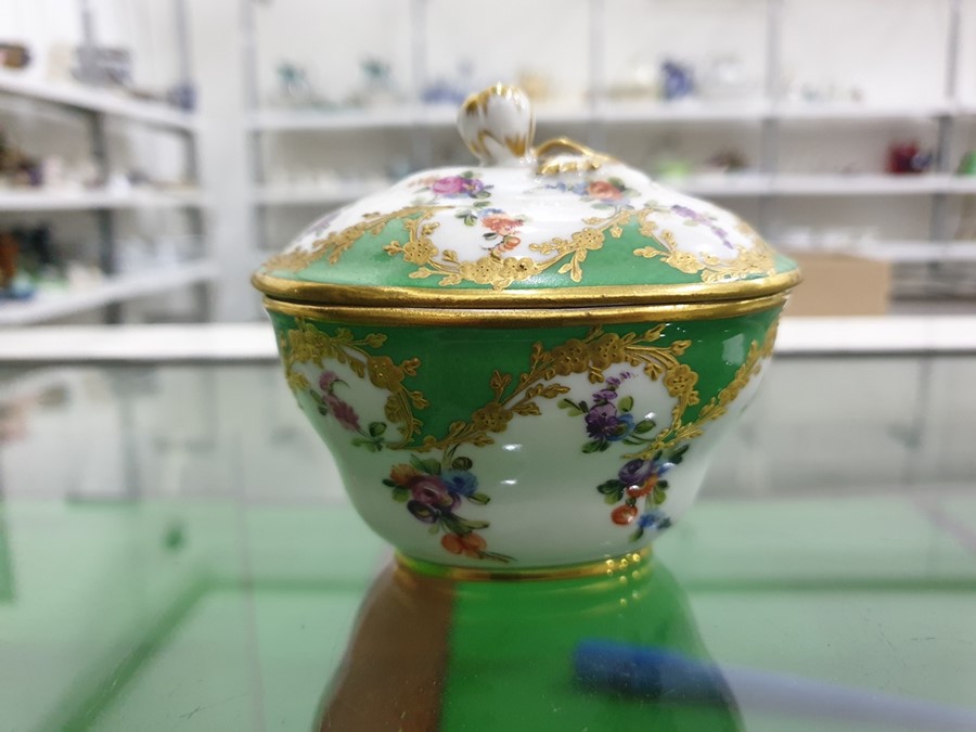 Porcelain sucriere and cover with floral decoratio - Image 9 of 9