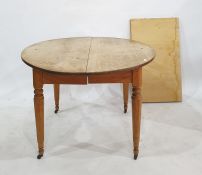 Victorian circular pine extending dining table wit