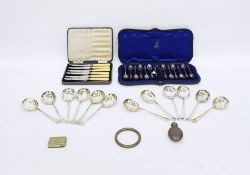 Set of 11 Victorian silver teaspoons and sugar nips, cased, an extra spoon, silver salt spoon,