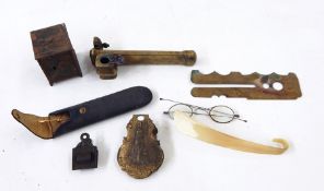 Miniature money box in the form of a safe, two money clips and a pair of yellow metal-framed