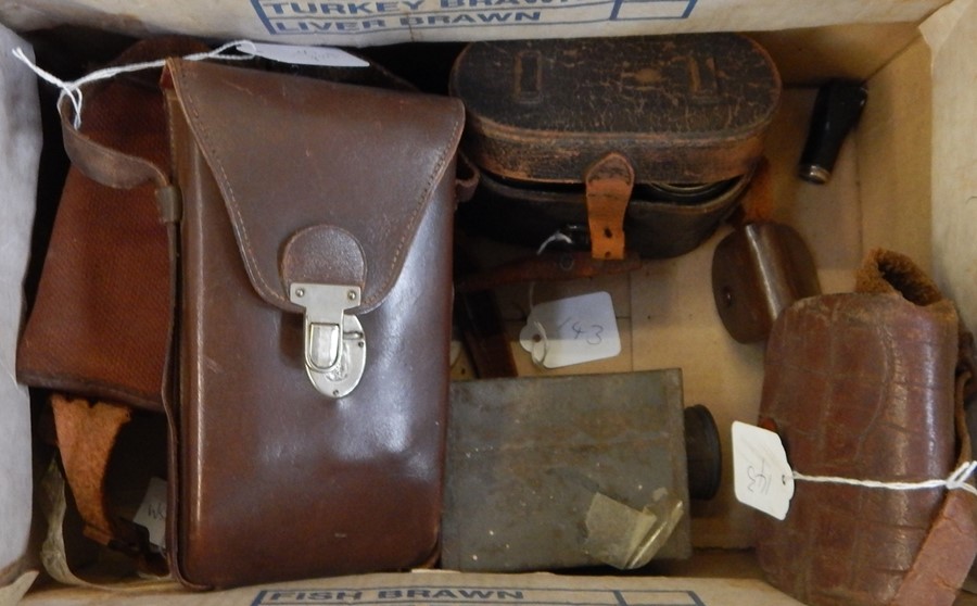 Various vintage cameras including Voightlander 1:4,5 in fitted leather case, a box Brownie, a