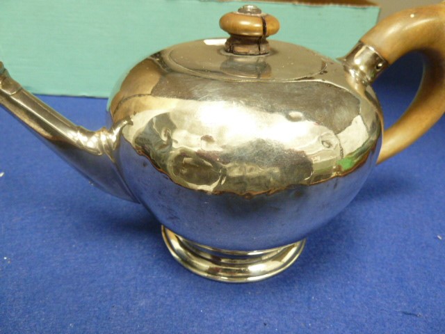 George III silver bachelor's teapot by William & J - Image 4 of 5