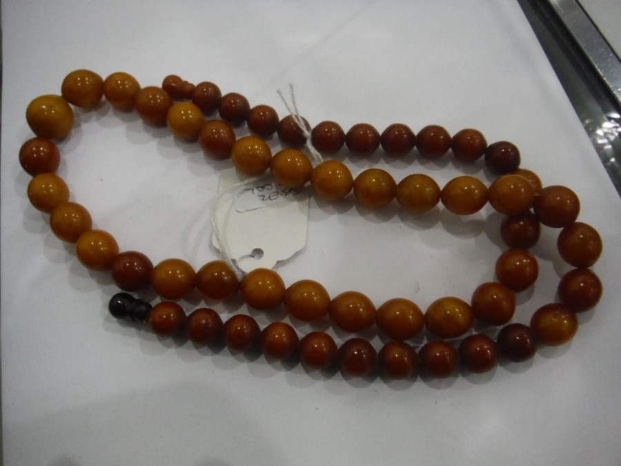 Graduated single row of amber beads, 76cm long, la - Image 2 of 6