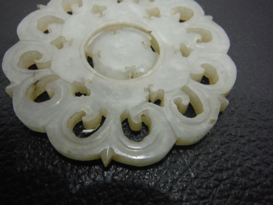 Chinese carved mutton fat jade medallion, stylised - Image 4 of 6