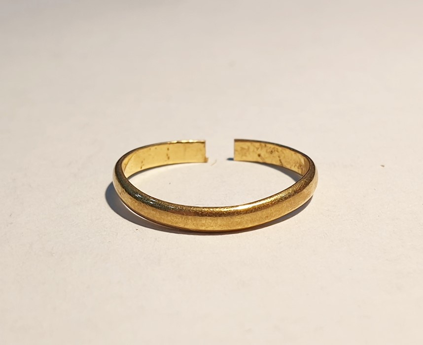 22ct gold wedding ring (cut approx. 1.6g)