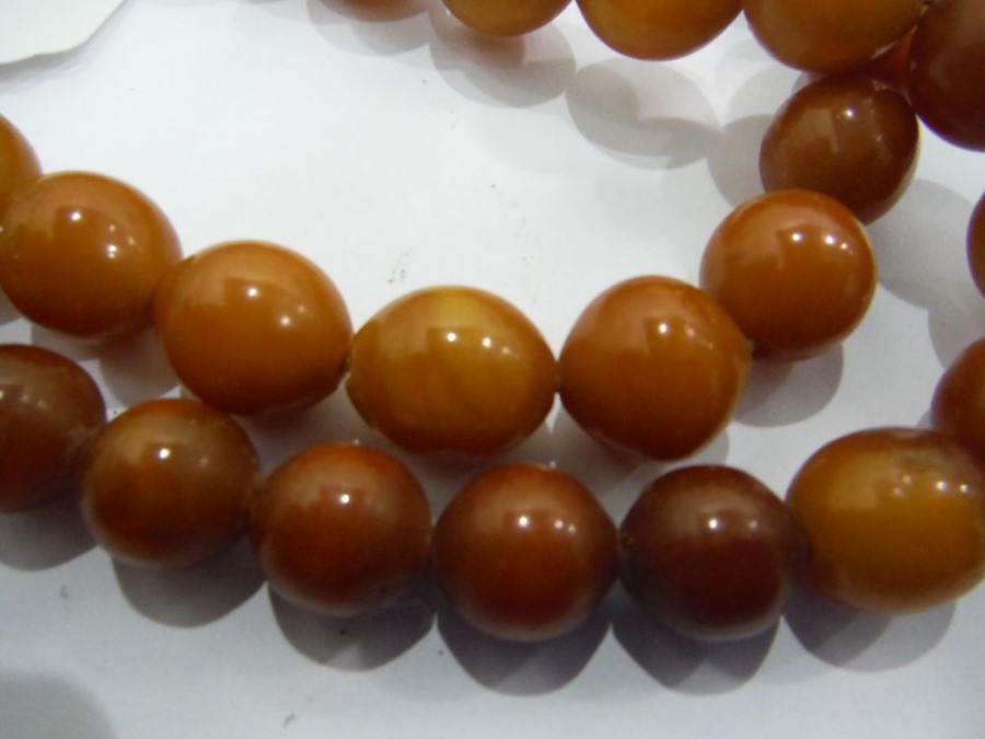 Graduated single row of amber beads, 76cm long, la - Image 3 of 6