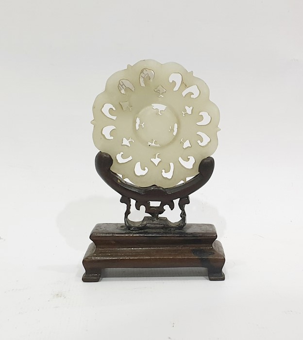 Chinese carved mutton fat jade medallion, stylised - Image 2 of 6