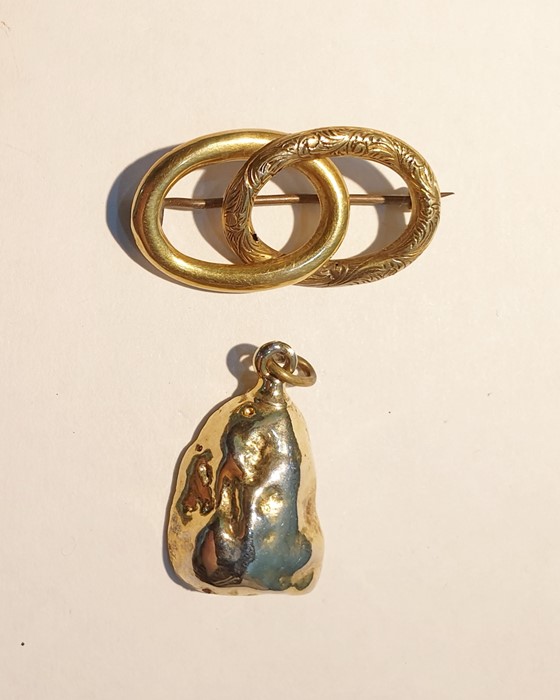 Gold-coloured openwork knot-pattern, cut and polished, yellow metal mounted pendant brooch and a