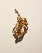 9ct gold leaf-pattern brooch, 5.5cm long, approx 5.9g