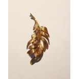 9ct gold leaf-pattern brooch, 5.5cm long, approx 5.9g