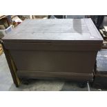 Large stained toolbox raised upon wheels and conte