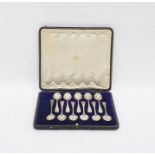 10 George V silver teaspoons, Old English pattern, London 1912 in case and one matched spoon (11)