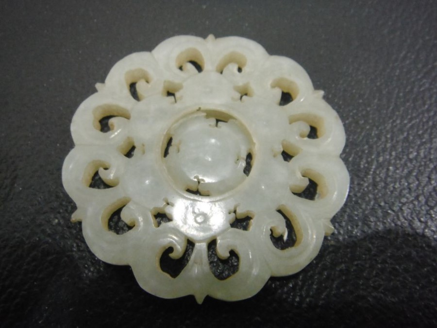 Chinese carved mutton fat jade medallion, stylised - Image 3 of 6