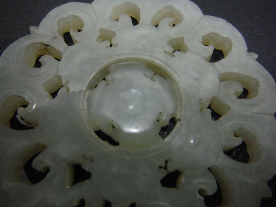 Chinese carved mutton fat jade medallion, stylised - Image 5 of 6