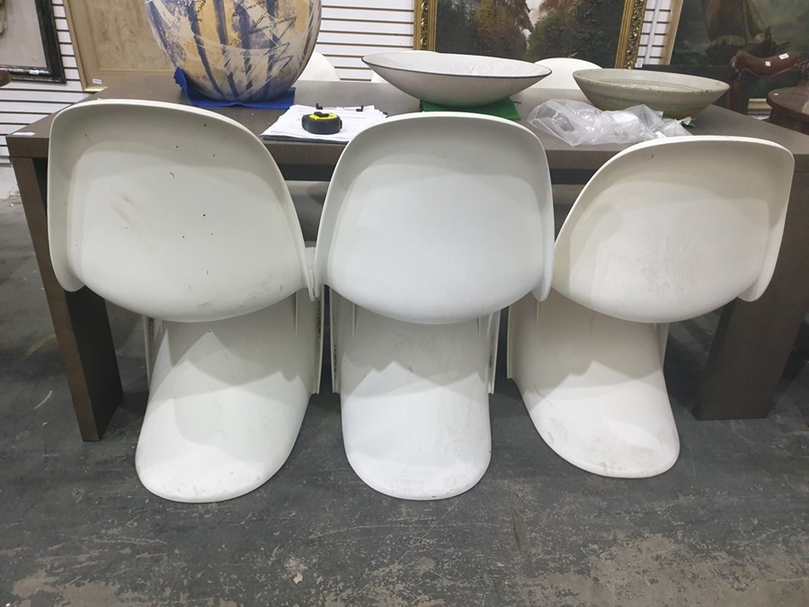 Set of six 1960's white plastic dining chairs in the manner of Verner Panton, considered to be one - Image 3 of 9