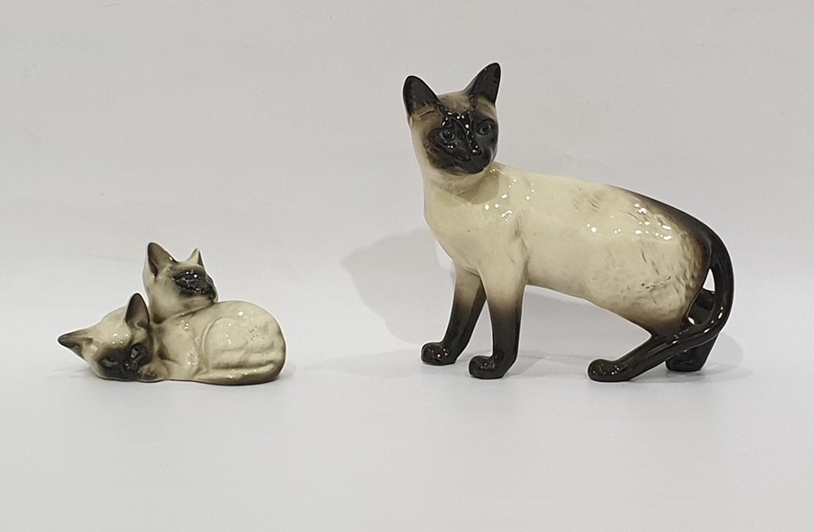 Beswick model of a Siamese cat, 16.5cm high and a Beswick model group of two Siamese kittens, no.