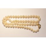 Cultured pearl necklace, single-strand and the gold-coloured pearl set clasp, 64cm long