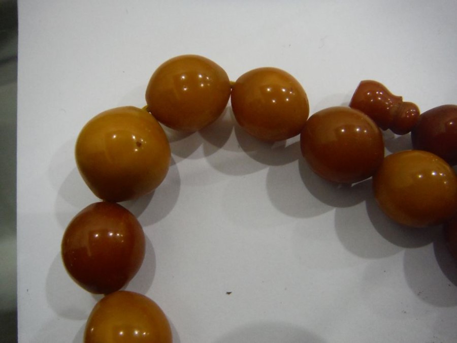 Graduated single row of amber beads, 76cm long, la - Image 5 of 6
