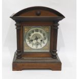 Mantel clock, the arched top over square front dial, bearing Arabic numerals, with Corinthium column