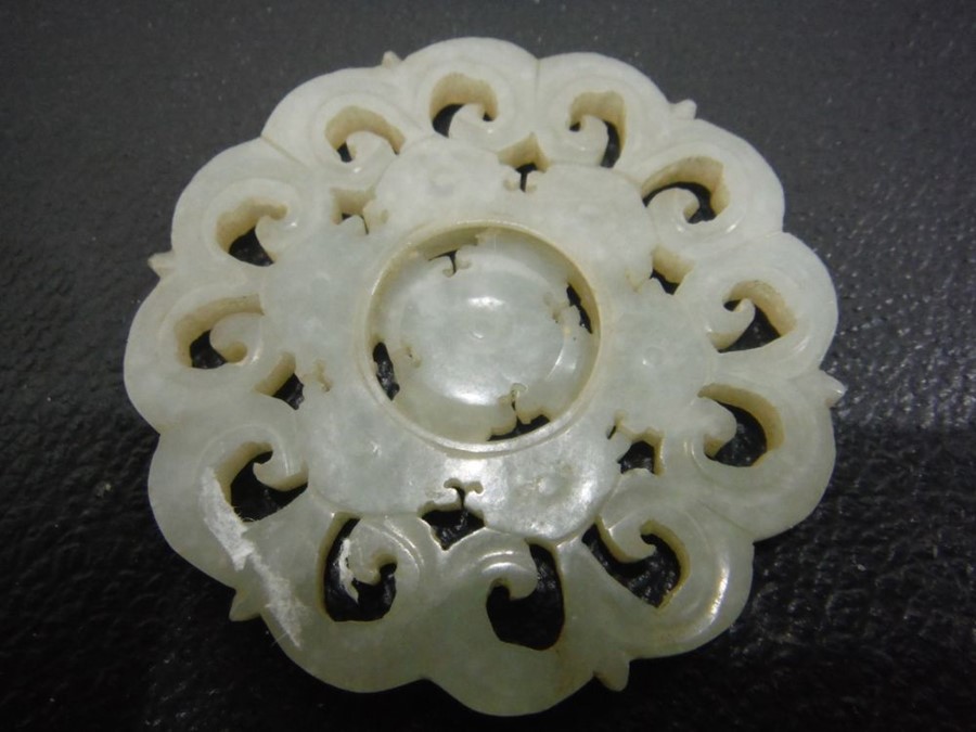 Chinese carved mutton fat jade medallion, stylised - Image 6 of 6